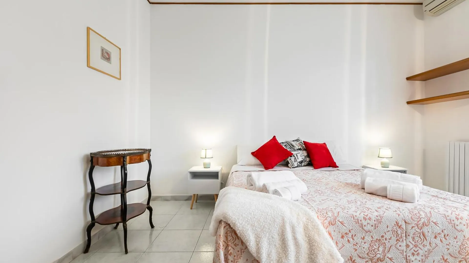 Palazzo Reale & Piazza Indipendenza Roomy Flat Palermo Apartment