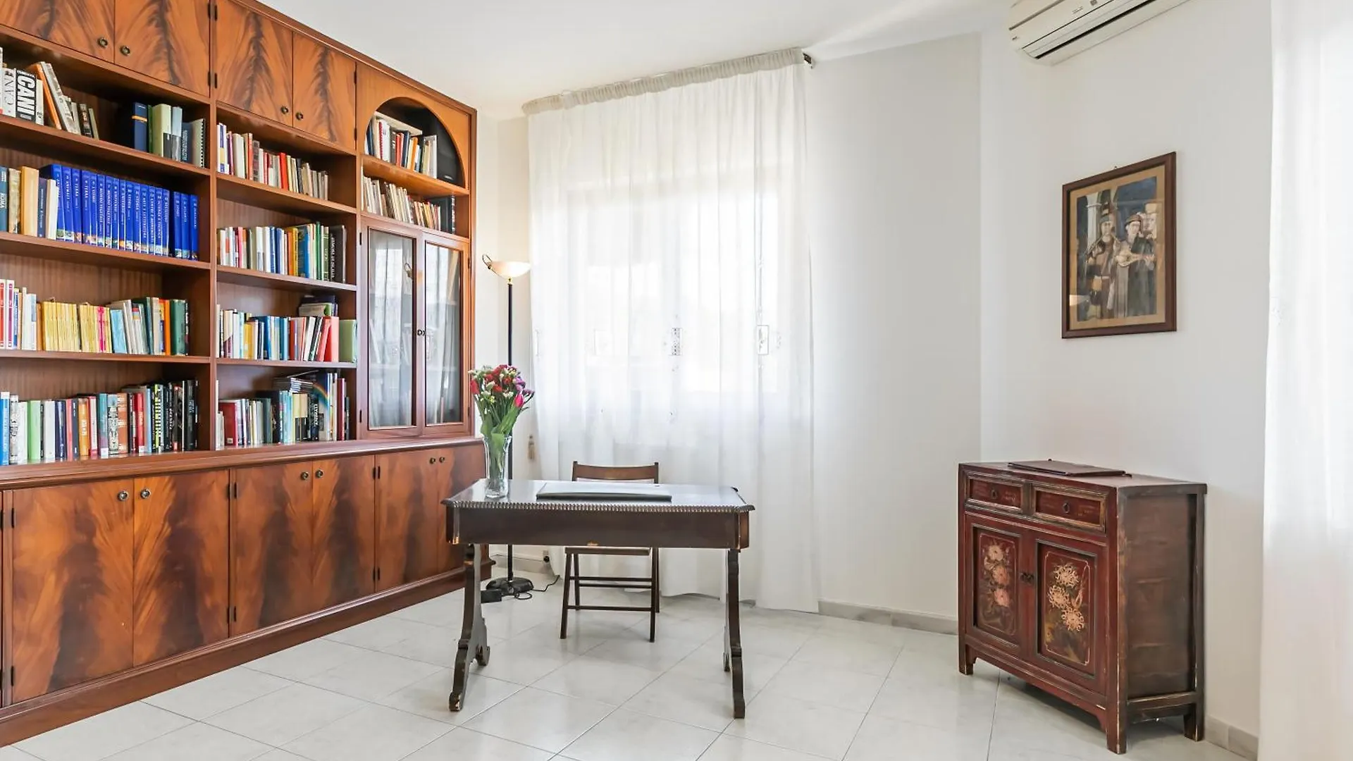 Palazzo Reale & Piazza Indipendenza Roomy Flat Palermo Apartment