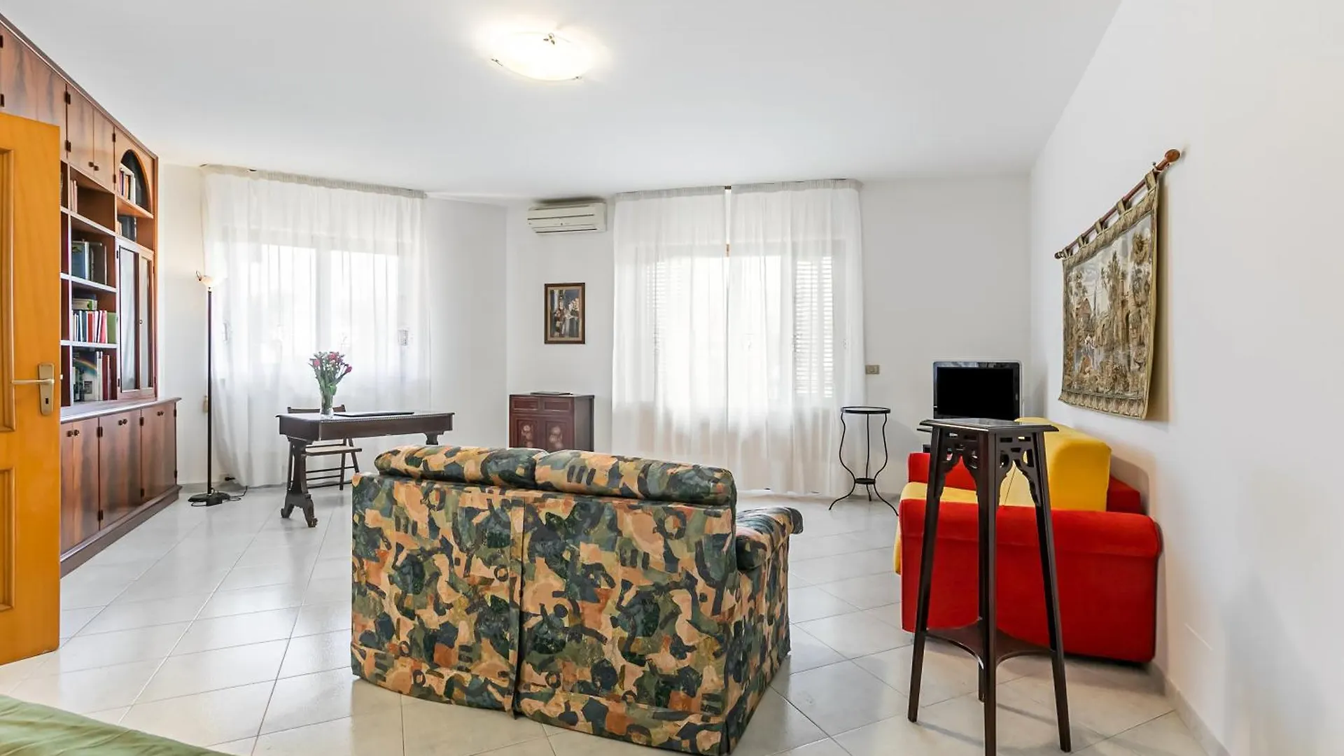 Palazzo Reale & Piazza Indipendenza Roomy Flat Palermo Apartment